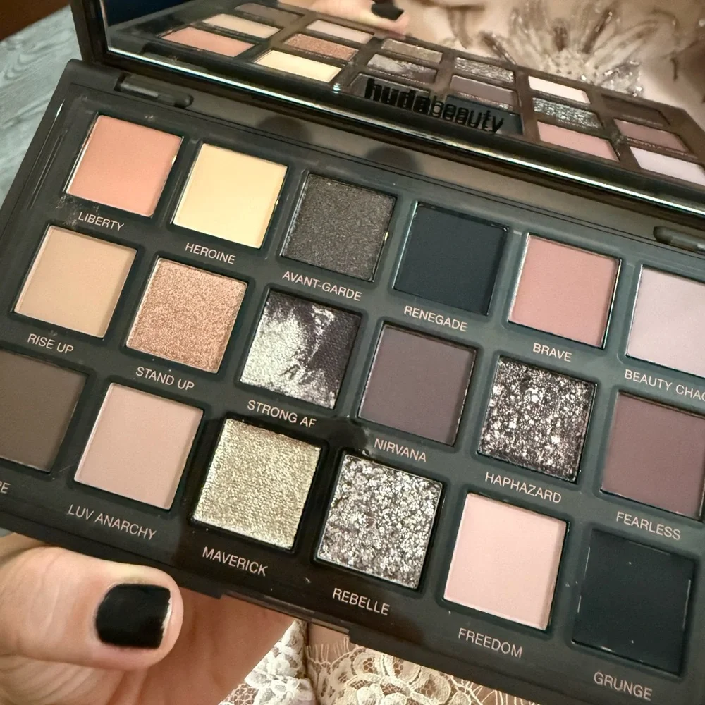 Huda Beauty Pretty Grunge eyeshadow palette
